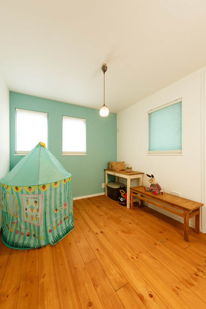 Inspiration för asiatiska barnrum kombinerat med lekrum, med flerfärgade väggar, mellanmörkt trägolv och brunt golv