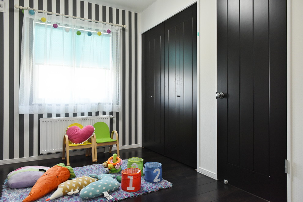Diseño de dormitorio infantil tradicional con paredes multicolor, suelo de madera pintada y suelo negro