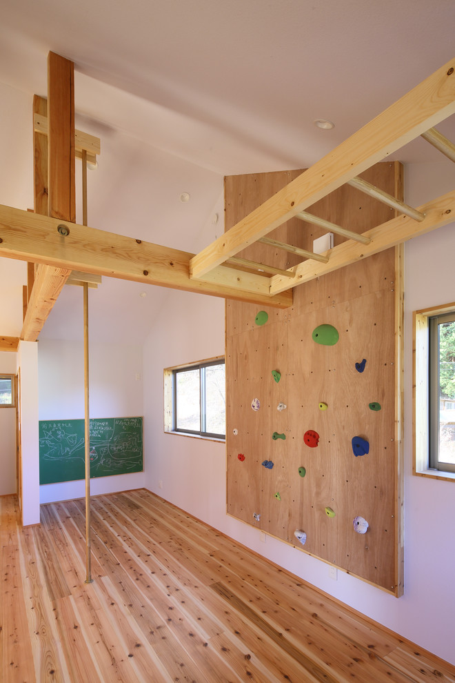 Esempio di una cameretta per bambini country con pareti bianche, pavimento in legno massello medio e pavimento marrone