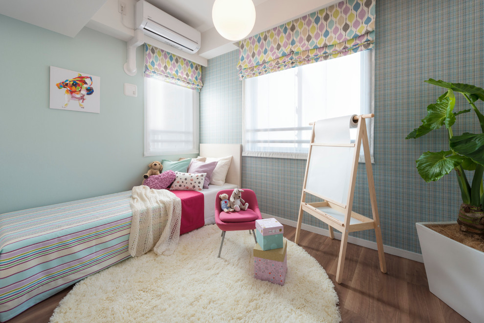 他の地域にあるエクレクティックスタイルのおしゃれな子供部屋 (青い壁、無垢フローリング、茶色い床) の写真