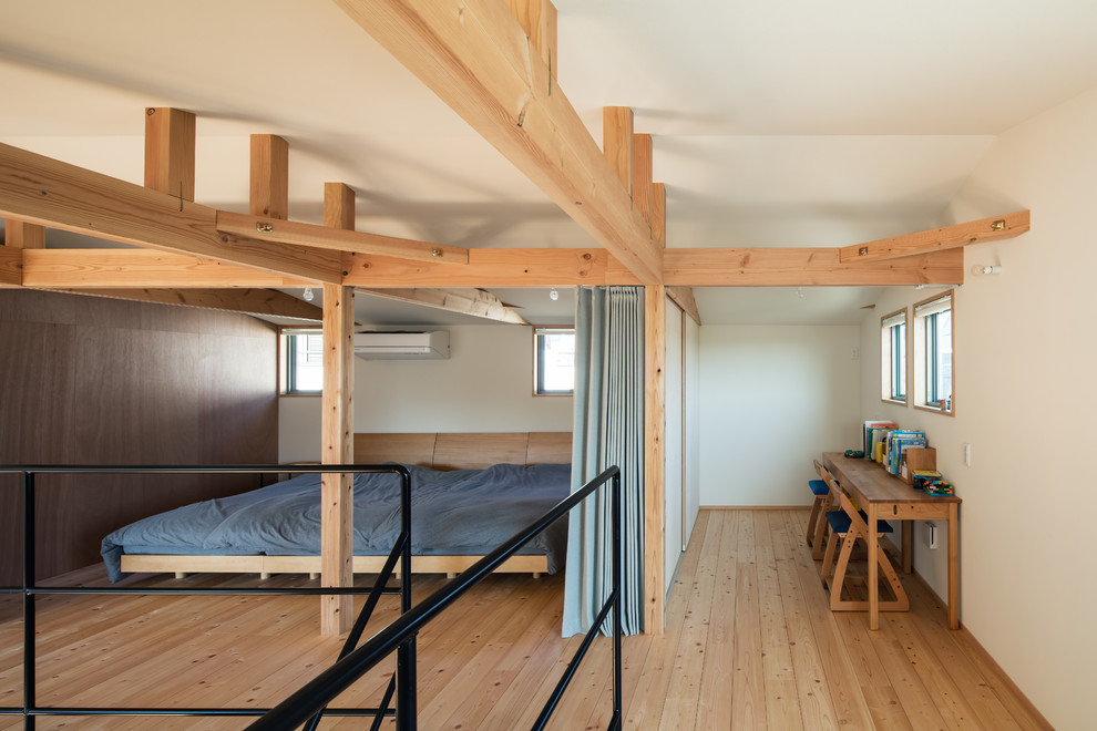 Diseño de dormitorio infantil actual con paredes blancas, suelo de madera clara y suelo marrón