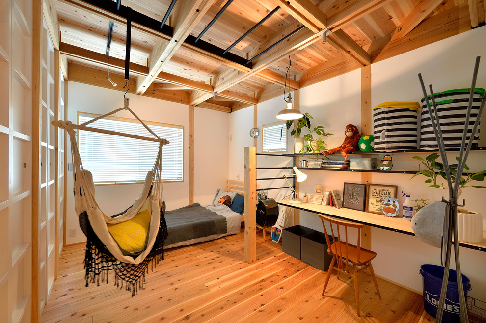 Idee per una cameretta per bambini etnica con pareti bianche, pavimento in legno massello medio e pavimento marrone