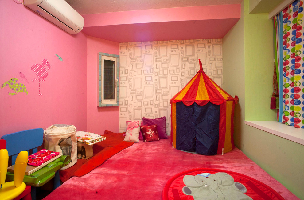 Exempel på ett modernt barnrum kombinerat med lekrum, med flerfärgade väggar, heltäckningsmatta och rosa golv