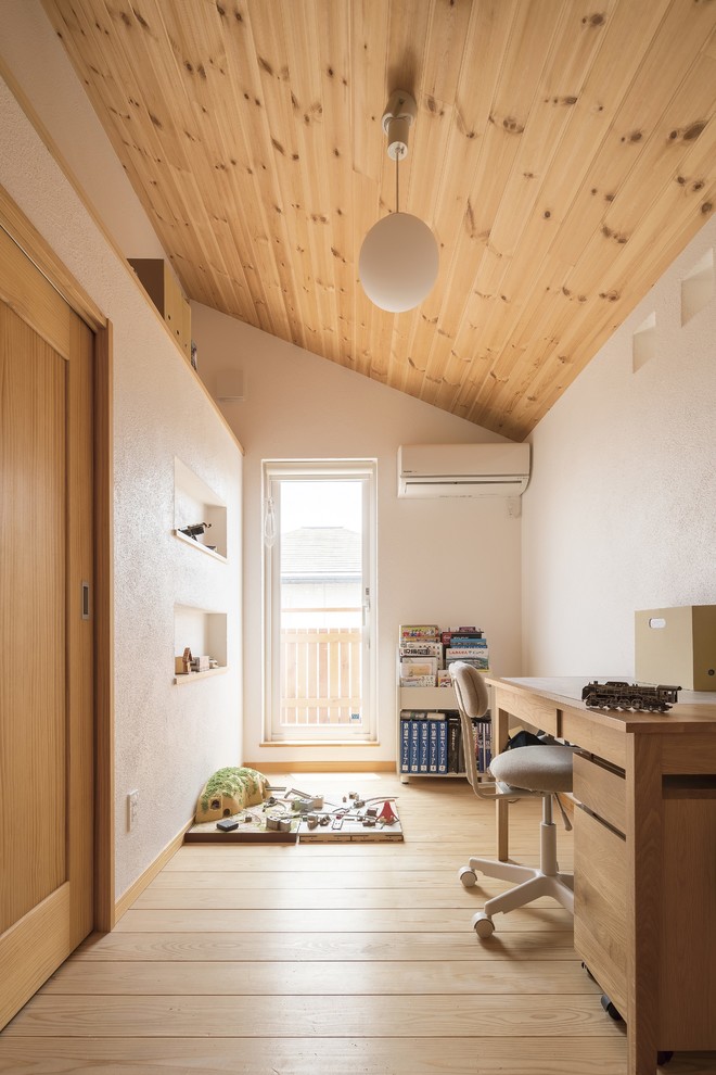 Skandinavisk inredning av ett litet pojkrum kombinerat med skrivbord och för 4-10-åringar, med vita väggar, ljust trägolv och beiget golv