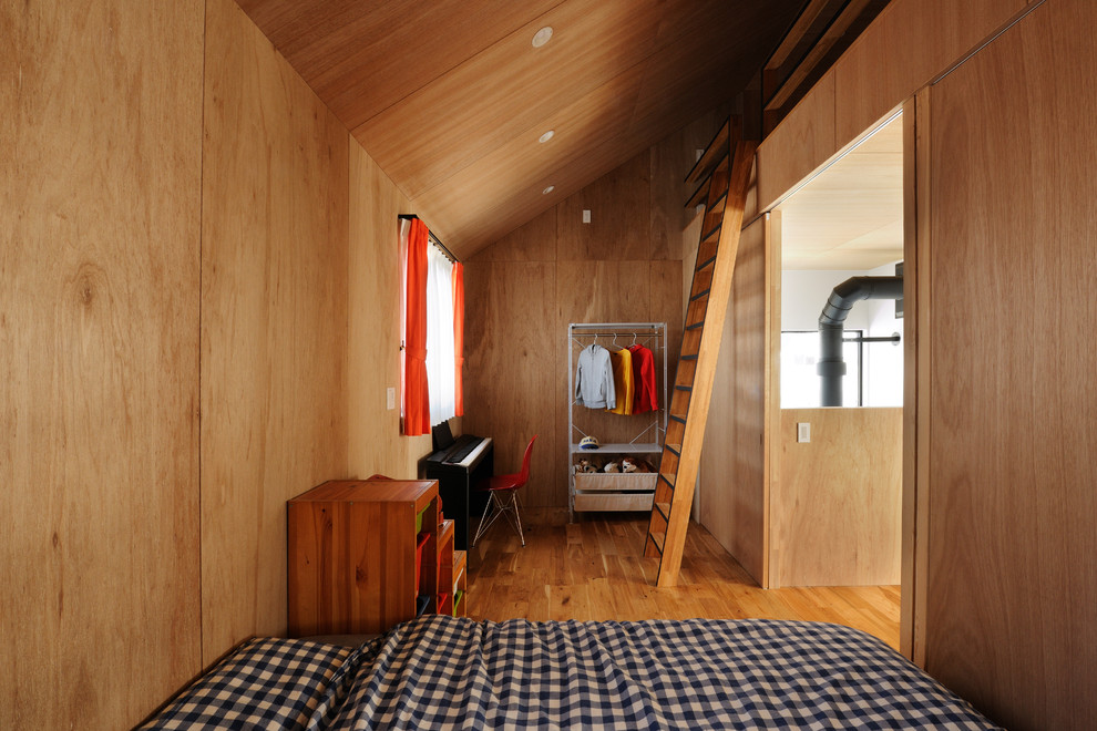 Exemple d'une chambre d'enfant asiatique avec un mur marron, un sol en bois brun et un sol marron.