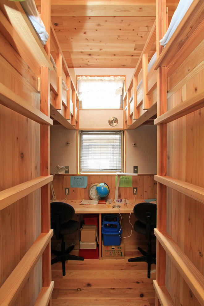 Immagine di una piccola cameretta per bambini minimalista con pareti marroni, pavimento in legno massello medio e pavimento marrone