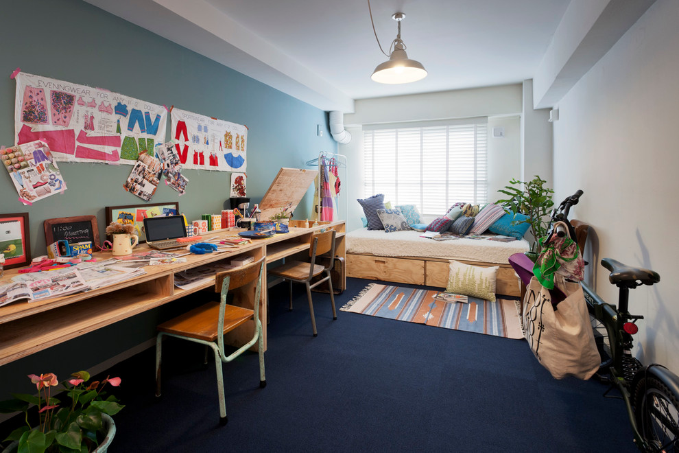 Idéer för att renovera ett eklektiskt könsneutralt barnrum kombinerat med skrivbord och för 4-10-åringar, med heltäckningsmatta, flerfärgade väggar och blått golv