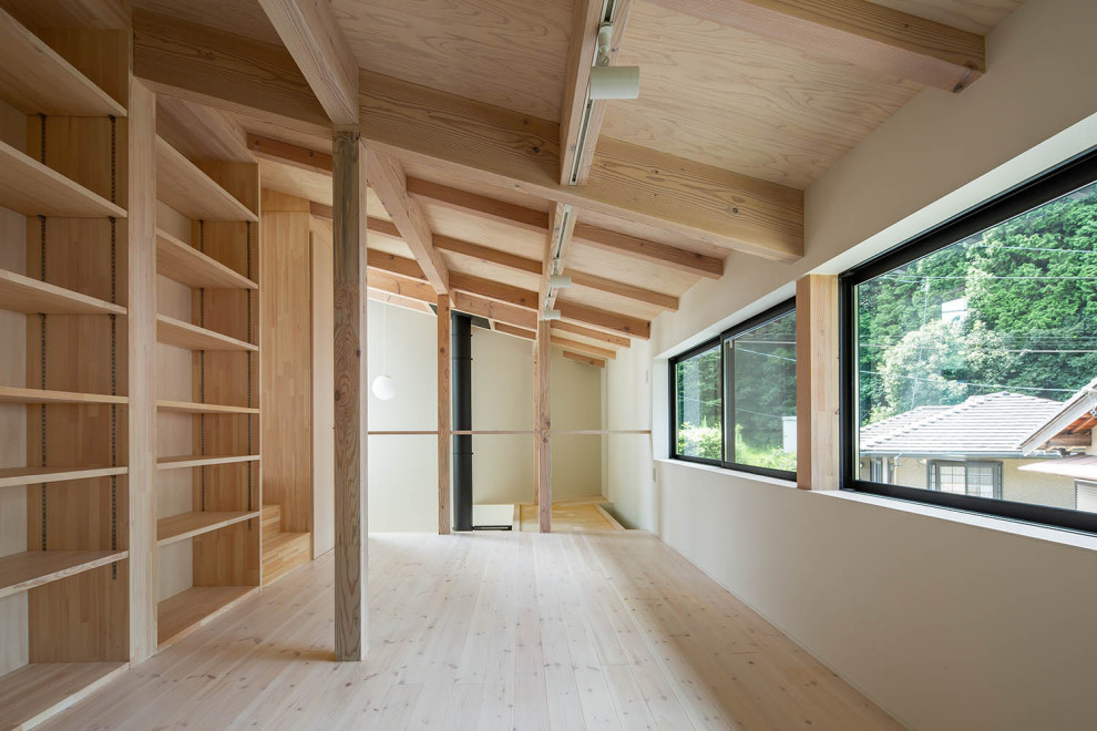 Ejemplo de dormitorio infantil asiático pequeño con paredes blancas, suelo de madera clara, suelo beige y vigas vistas