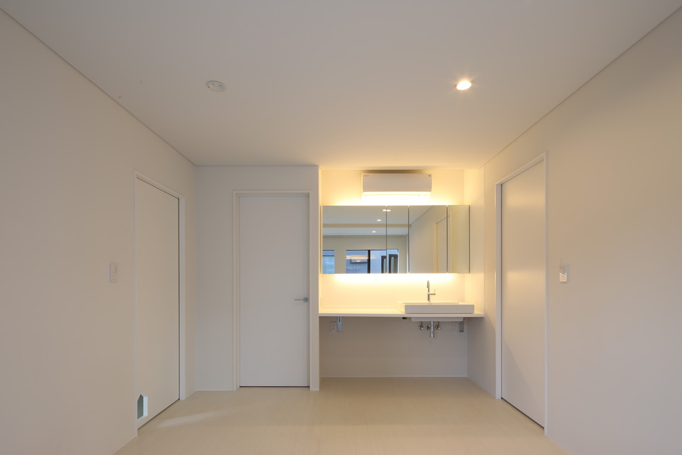 Imagen de dormitorio infantil de 1 a 3 años minimalista pequeño con paredes blancas, suelo vinílico y suelo beige
