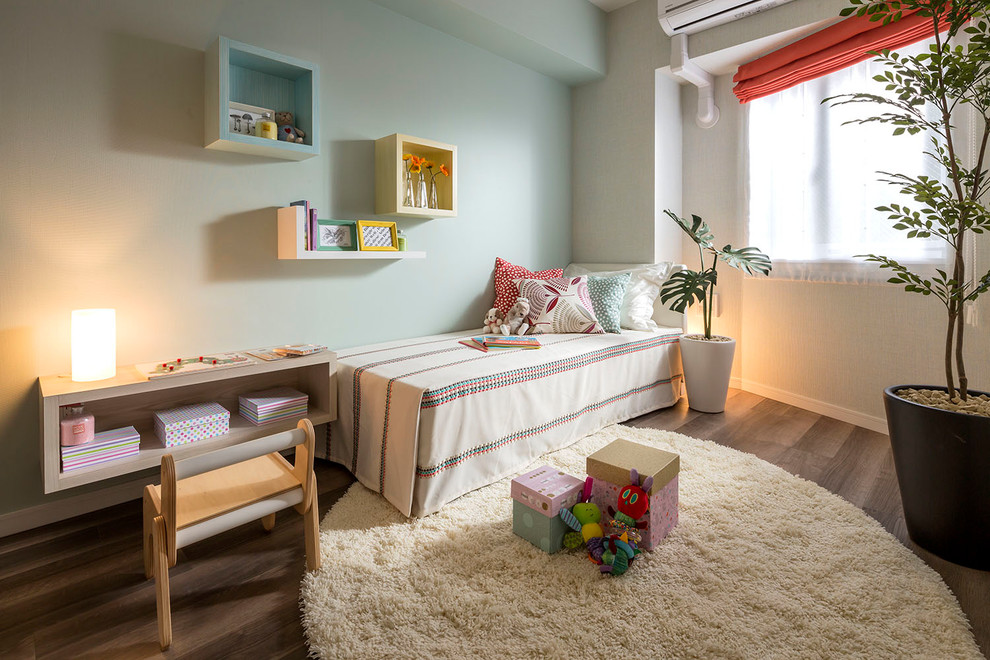 他の地域にあるコンテンポラリースタイルのおしゃれな子供部屋 (青い壁、無垢フローリング、茶色い床) の写真