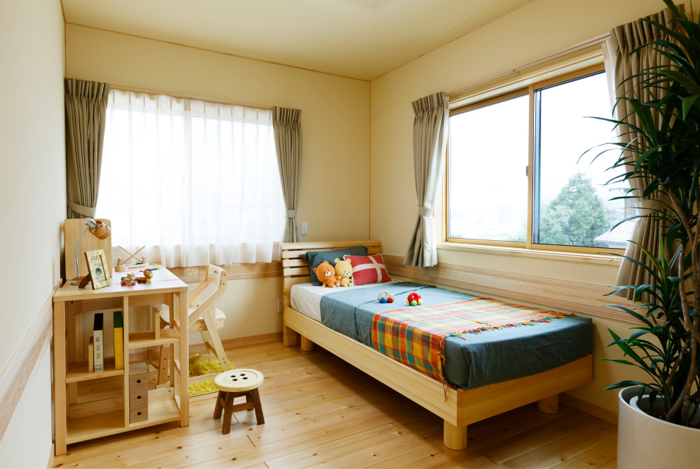 他の地域にあるアジアンスタイルのおしゃれな子供部屋 (ベージュの壁、無垢フローリング、茶色い床) の写真