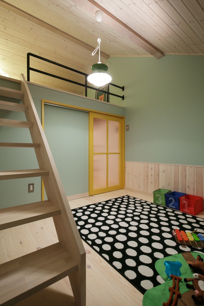 他の地域にある北欧スタイルのおしゃれな遊び部屋 (淡色無垢フローリング、児童向け、青い壁) の写真