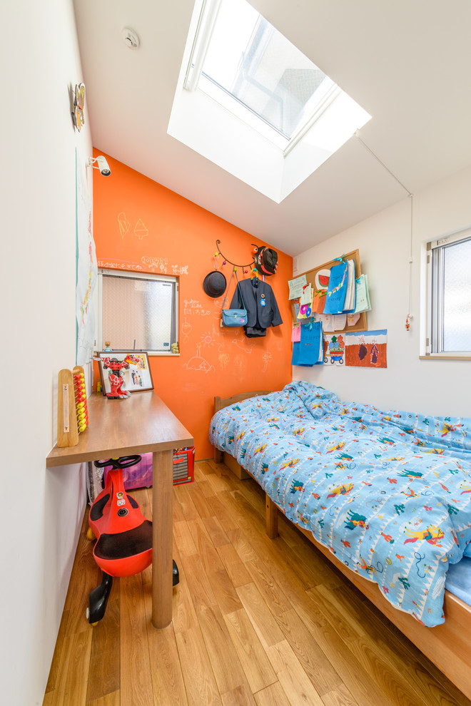 Diseño de dormitorio infantil de 4 a 10 años escandinavo pequeño con suelo de madera clara y paredes multicolor