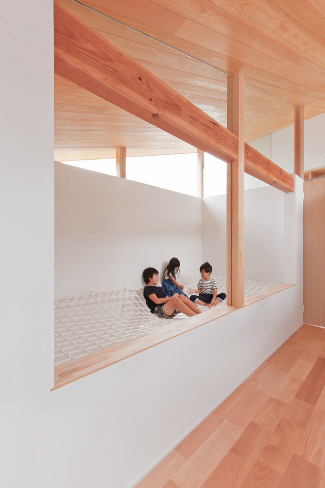 京都にあるお手頃価格の小さな北欧スタイルのおしゃれな子供部屋 (白い壁、淡色無垢フローリング、ベージュの床) の写真