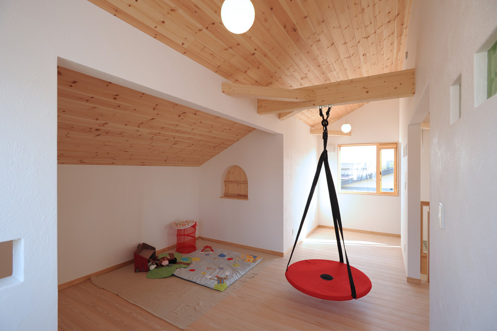 他の地域にあるカントリー風のおしゃれな子供部屋 (白い壁、淡色無垢フローリング、茶色い床) の写真
