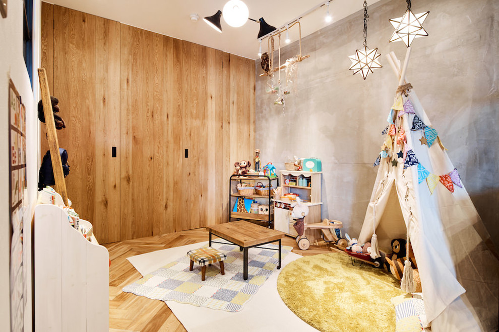 Neutrales Skandinavisches Kinderzimmer mit Spielecke, brauner Wandfarbe, braunem Holzboden und braunem Boden in Sonstige