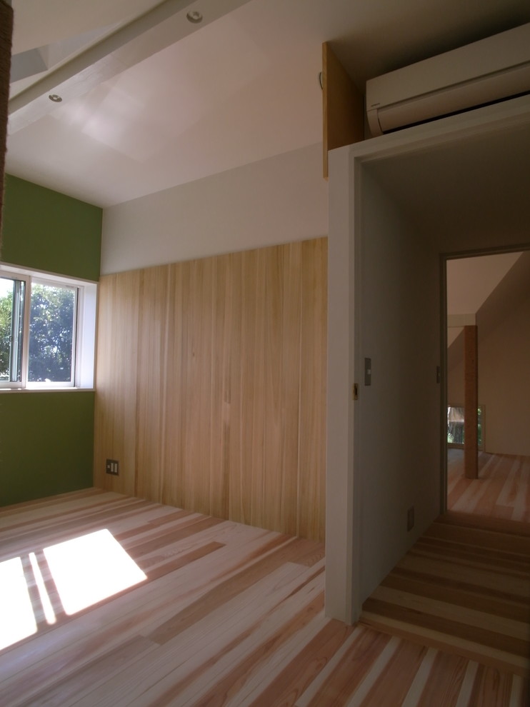 Idéer för ett asiatiskt pojkrum kombinerat med lekrum, med gröna väggar och ljust trägolv