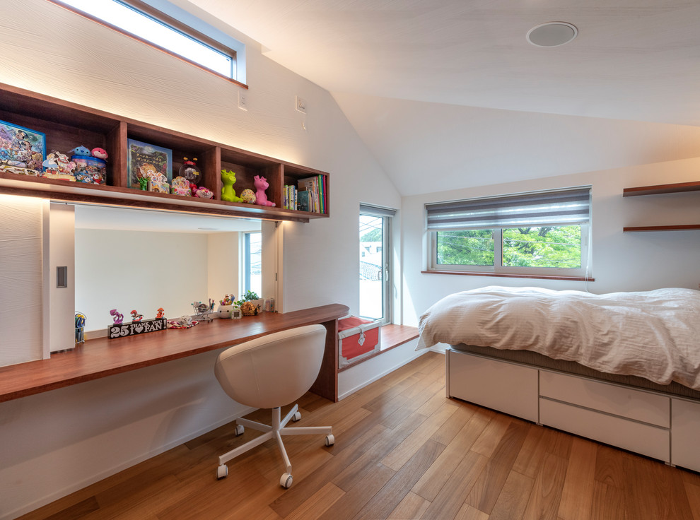 横浜にある高級な中くらいなコンテンポラリースタイルのおしゃれな子供部屋 (白い壁、無垢フローリング、茶色い床) の写真