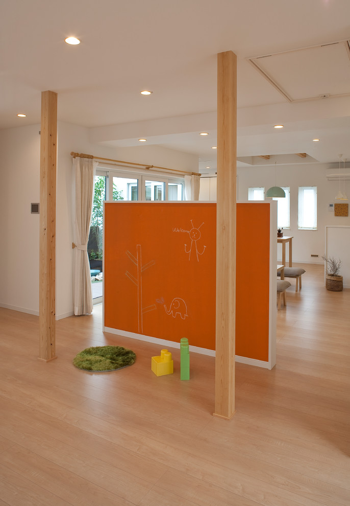 Ejemplo de dormitorio infantil de 4 a 10 años minimalista con paredes blancas, suelo de contrachapado y suelo beige