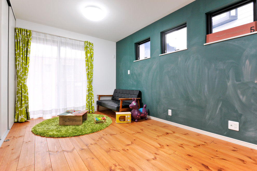 Ejemplo de cuarto de juegos nórdico con paredes multicolor, suelo de madera en tonos medios y suelo marrón