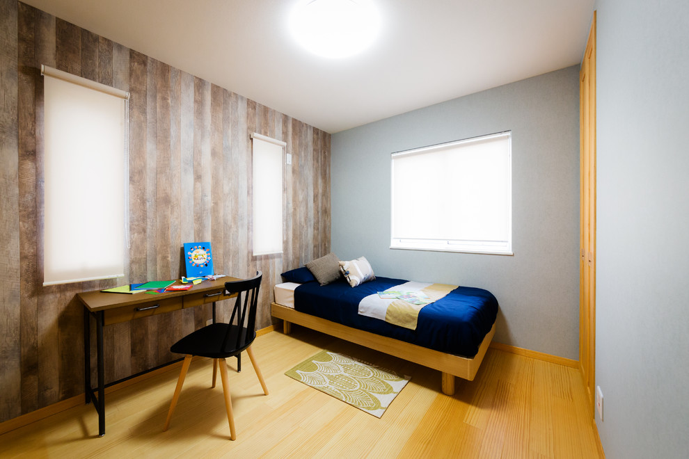 Imagen de dormitorio infantil de estilo zen con paredes multicolor, suelo de madera en tonos medios y suelo marrón
