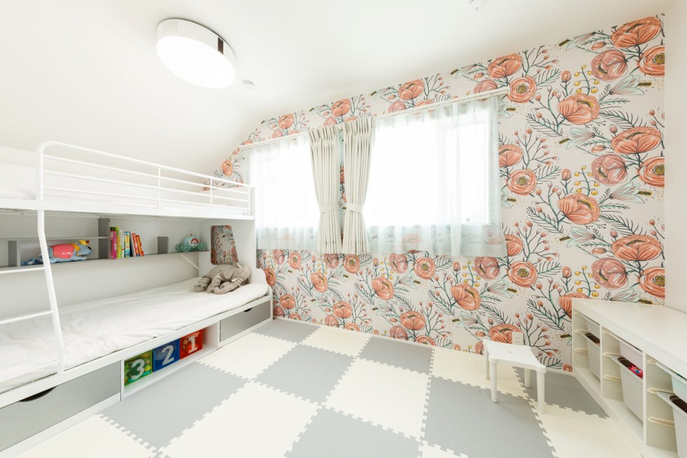 Réalisation d'une chambre neutre urbaine de taille moyenne avec un mur multicolore, un sol multicolore, un plafond en papier peint et du papier peint.