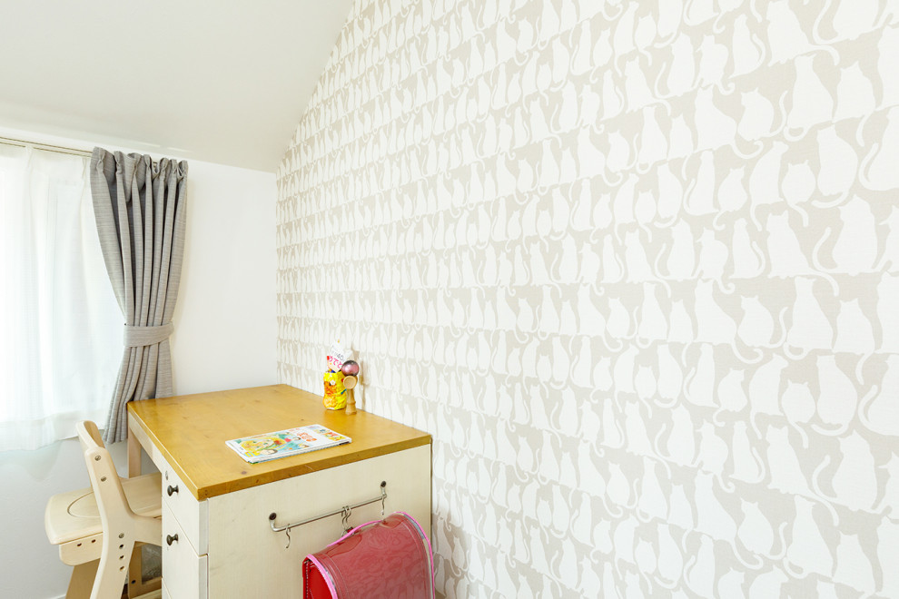 Imagen de habitación infantil unisex de 4 a 10 años minimalista de tamaño medio con escritorio, paredes blancas, suelo de madera oscura y suelo marrón