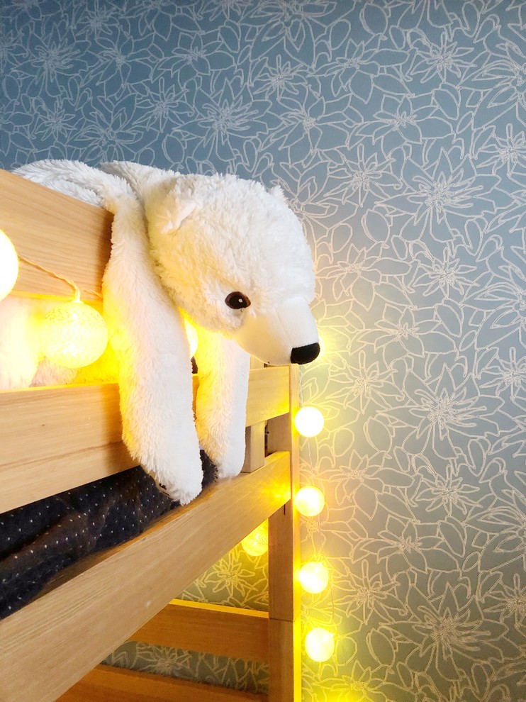 Inspiration för små nordiska barnrum kombinerat med sovrum, med blå väggar, plywoodgolv och brunt golv