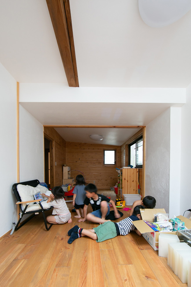 Идея дизайна: нейтральная детская с игровой среднего размера в современном стиле с белыми стенами, паркетным полом среднего тона, бежевым полом и балками на потолке для ребенка от 4 до 10 лет