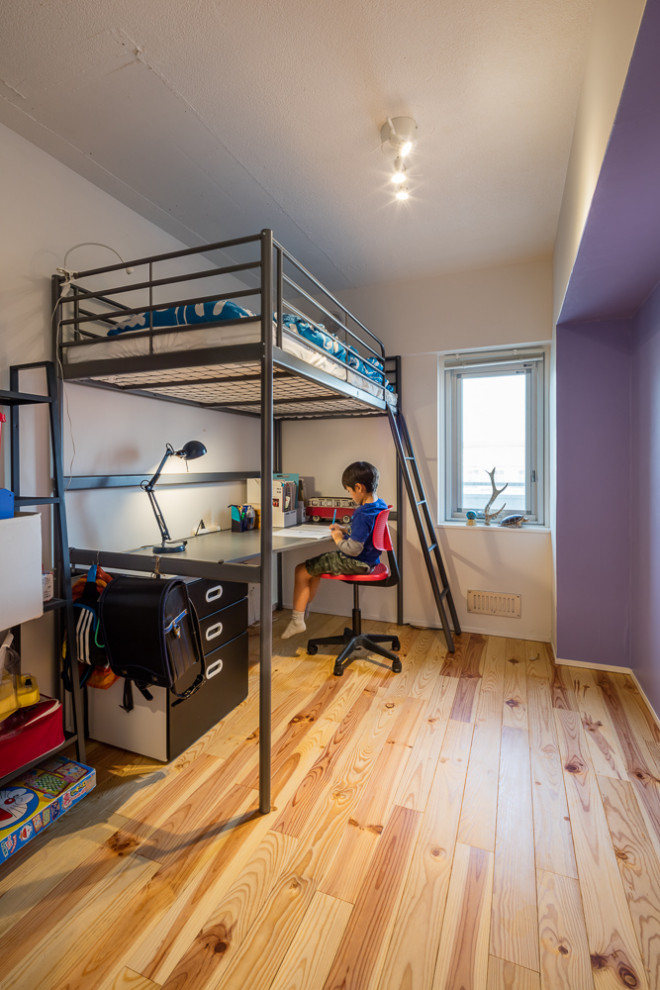 Réalisation d'une petite chambre de garçon de 4 à 10 ans minimaliste avec un bureau, un mur blanc, un sol en bois brun, un sol beige, un plafond en lambris de bois et du lambris de bois.