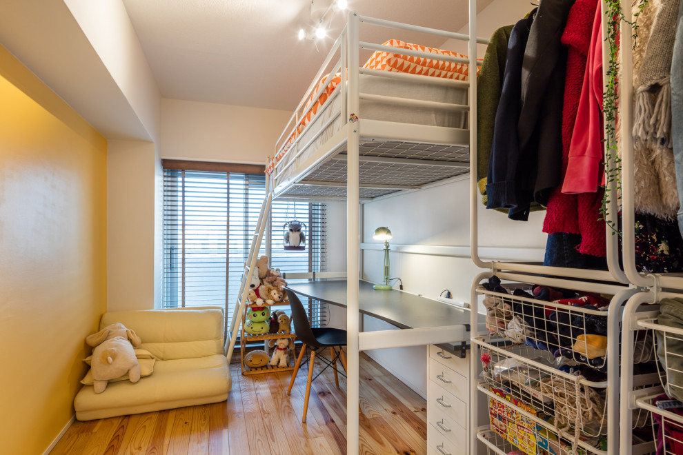 Diseño de dormitorio infantil moderno pequeño con escritorio, paredes blancas, suelo de madera en tonos medios, suelo beige, machihembrado y machihembrado