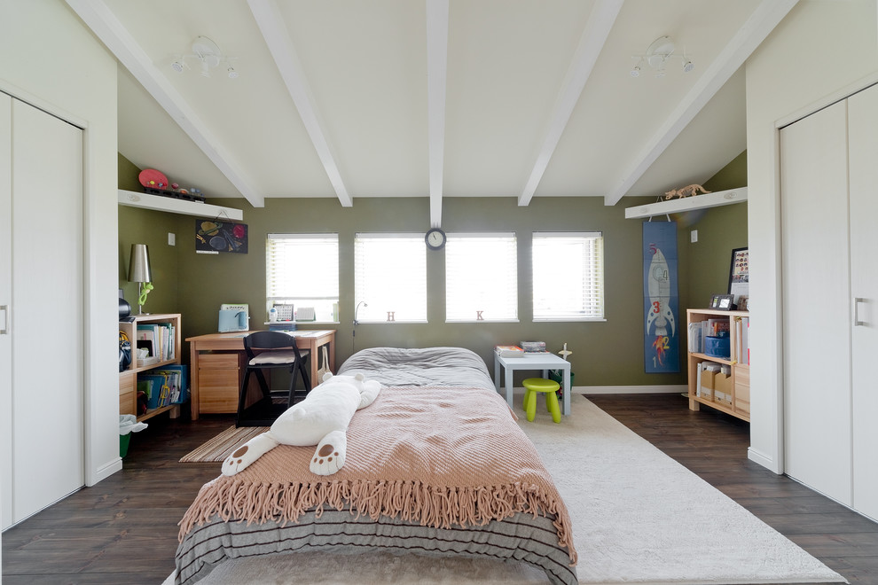 他の地域にあるトランジショナルスタイルのおしゃれな子供部屋 (緑の壁、濃色無垢フローリング) の写真