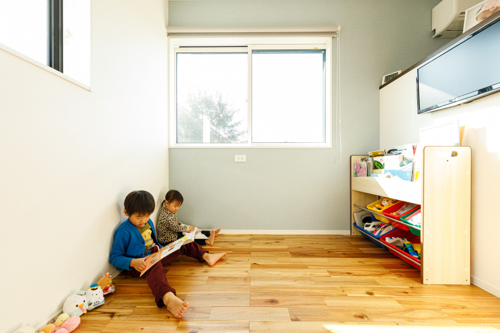 Kleines, Neutrales Industrial Kinderzimmer mit braunem Holzboden, braunem Boden, Spielecke und weißer Wandfarbe in Tokio Peripherie