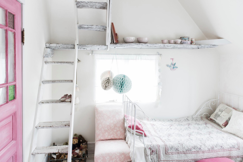 Idée de décoration pour une chambre d'enfant style shabby chic avec un mur blanc et un plafond voûté.
