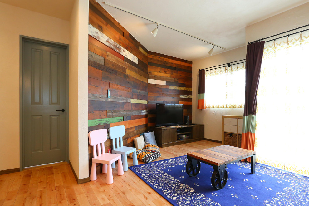 Ejemplo de dormitorio infantil urbano con paredes blancas y suelo de madera clara