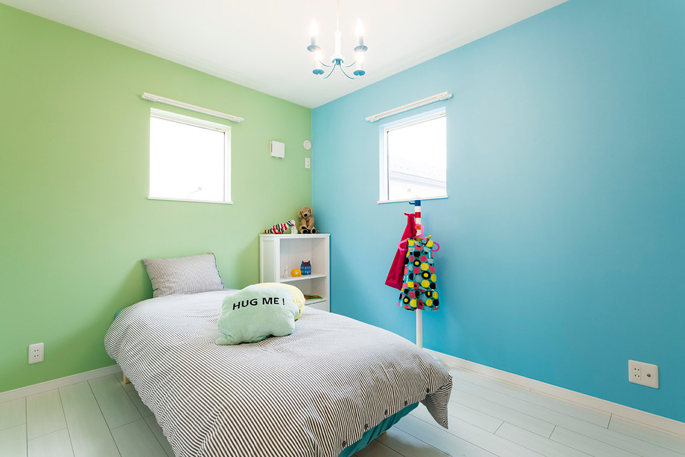 Cette image montre une chambre d'enfant design avec un mur multicolore, parquet peint et un sol blanc.