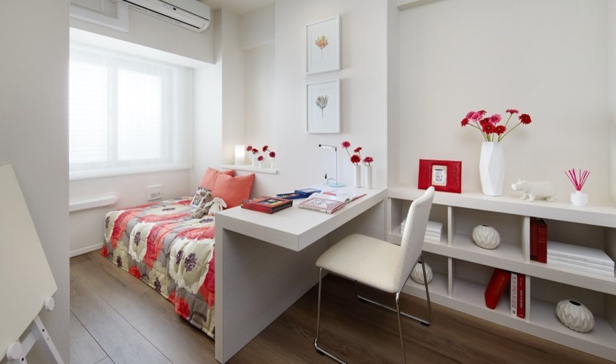 Inredning av ett modernt mellanstort barnrum kombinerat med skrivbord, med vita väggar, plywoodgolv och beiget golv