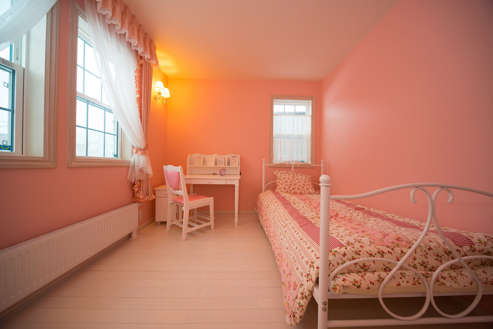 Modelo de habitación de niña mediterránea con paredes rosas y suelo de madera pintada