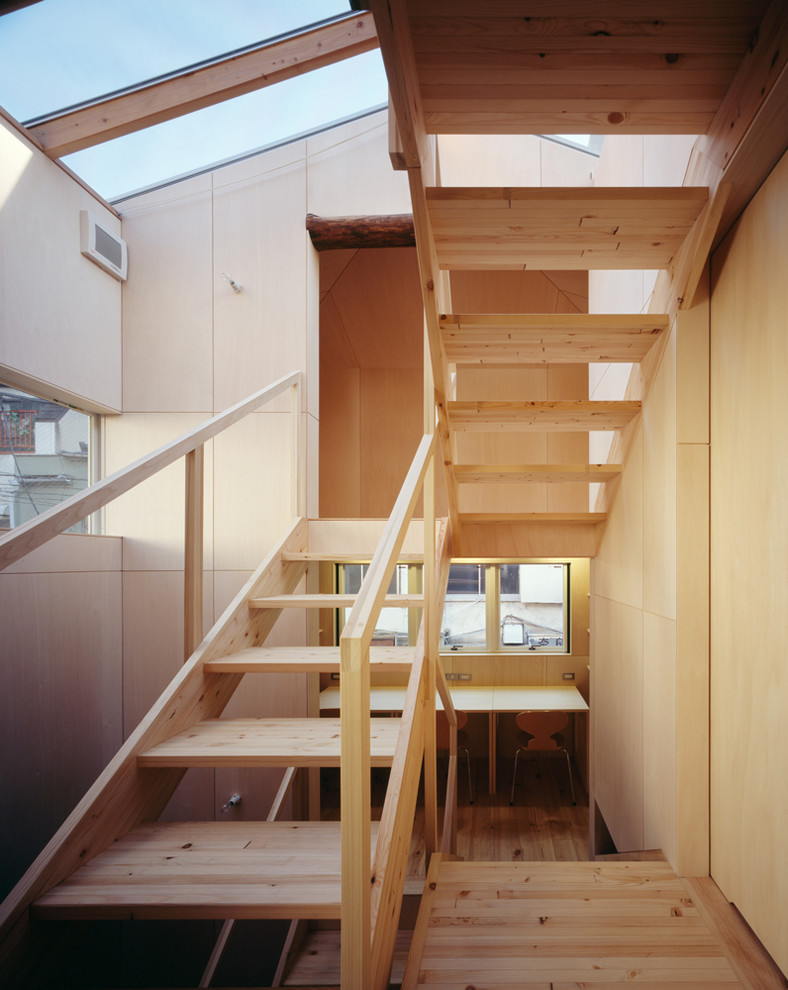 На фото: маленькая лестница в скандинавском стиле с деревянными стенами для на участке и в саду