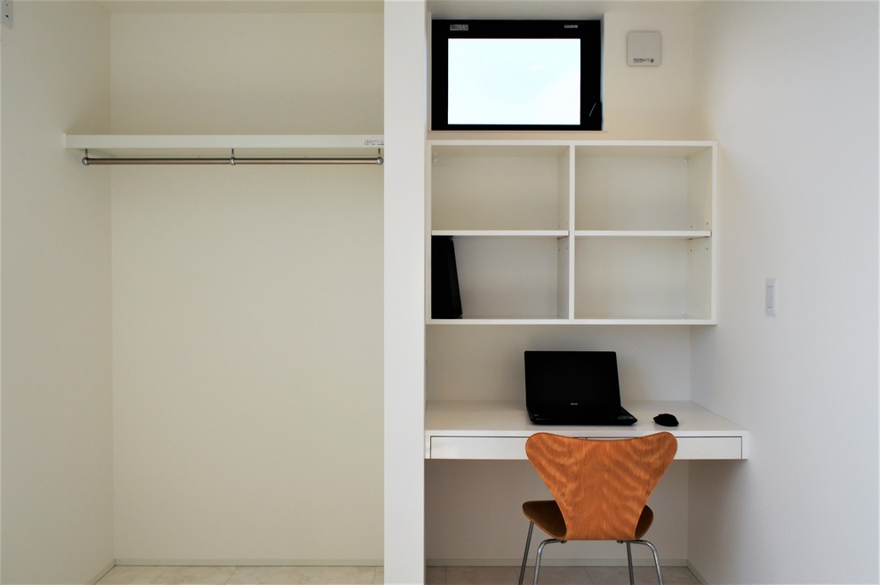 Modern inredning av ett barnrum kombinerat med skrivbord, med vita väggar, plywoodgolv och vitt golv