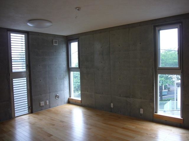 Imagen de dormitorio infantil de 4 a 10 años moderno con paredes grises, suelo de madera clara y suelo beige