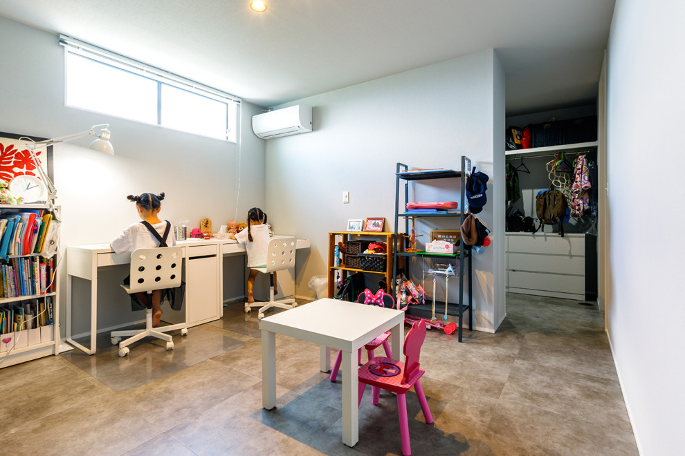 Ispirazione per una cameretta per bambini moderna di medie dimensioni con pareti bianche, pavimento in gres porcellanato, pavimento beige, soffitto in carta da parati e carta da parati
