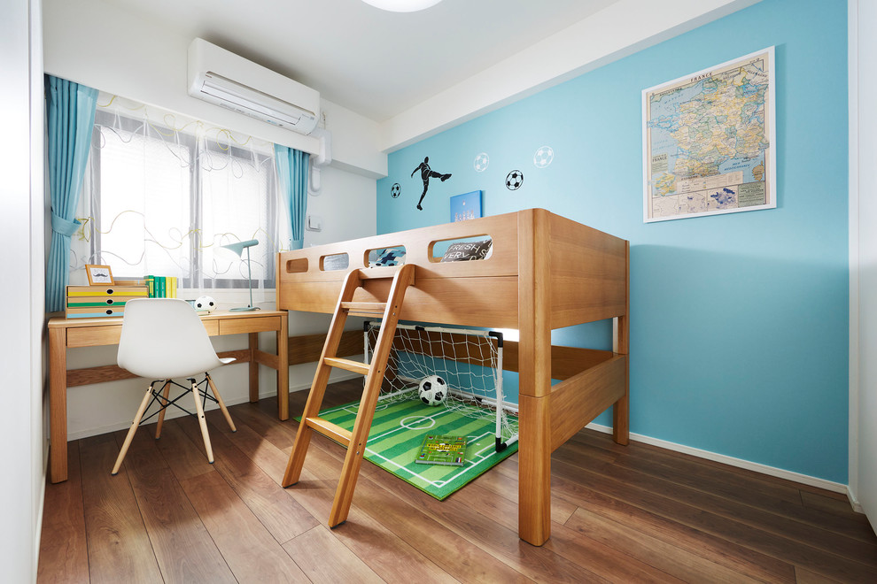 コンテンポラリースタイルのおしゃれな子供部屋 (マルチカラーの壁、濃色無垢フローリング、児童向け、茶色い床) の写真