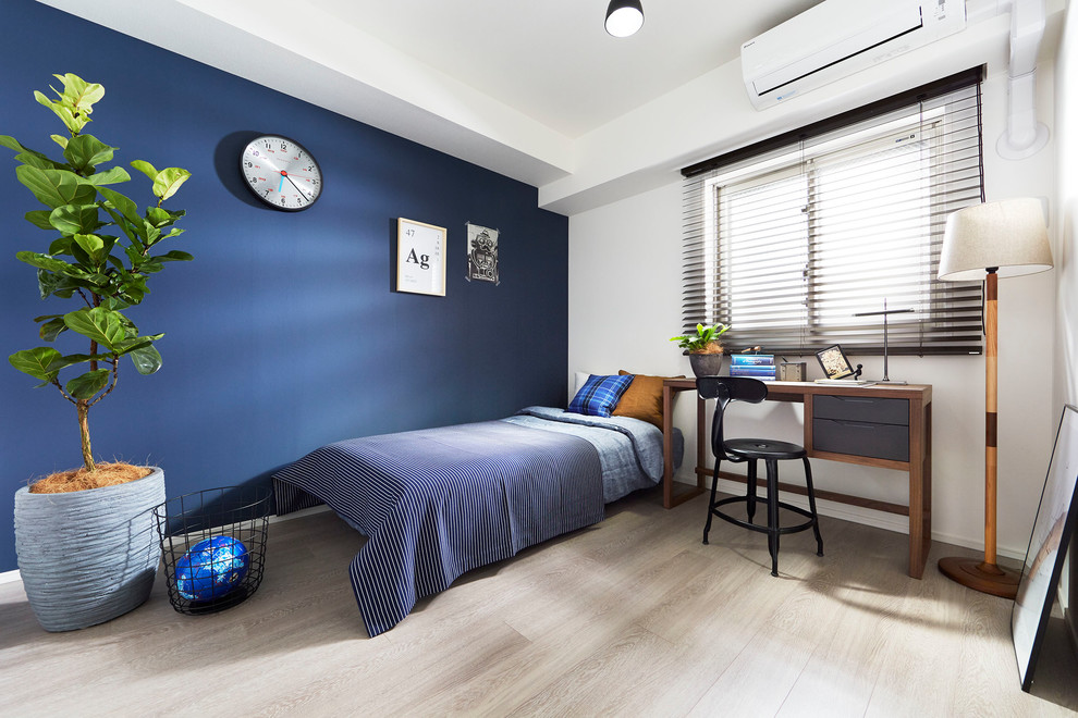 Diseño de dormitorio infantil de 4 a 10 años contemporáneo con paredes azules, suelo de madera clara y suelo beige