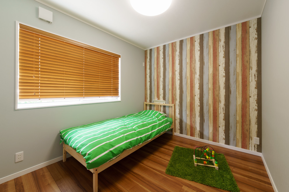 Ejemplo de dormitorio infantil de estilo zen con paredes multicolor, suelo de madera en tonos medios y suelo marrón