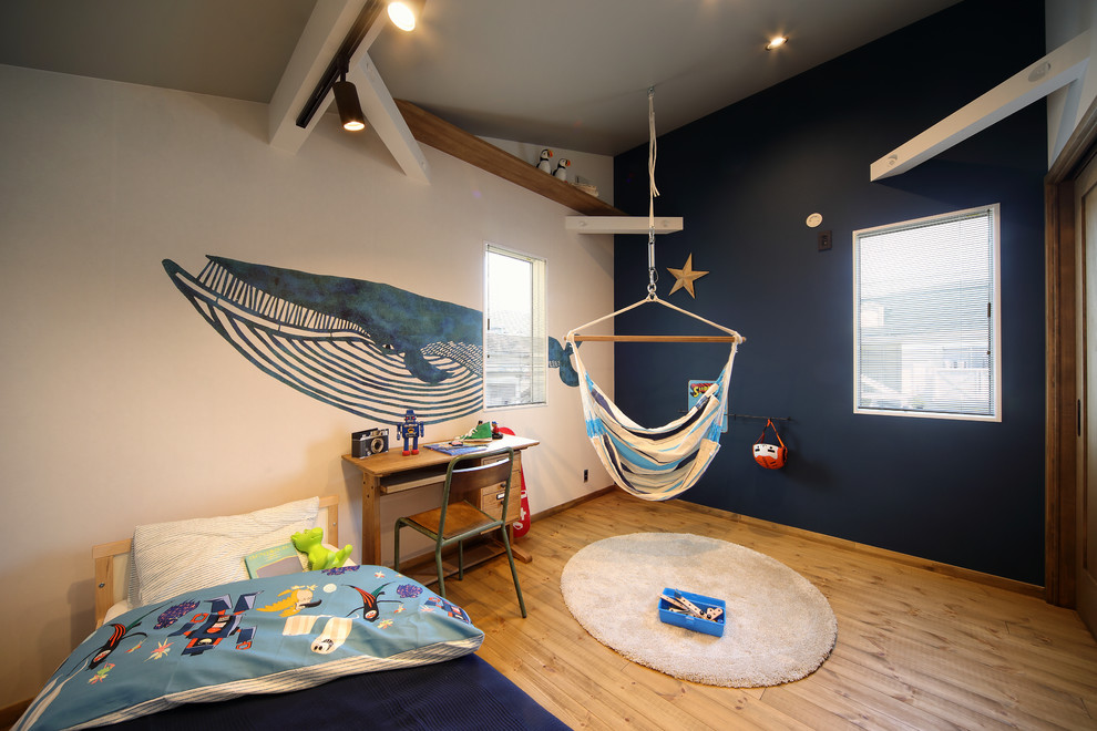 他の地域にあるビーチスタイルのおしゃれな男の子の部屋 (マルチカラーの壁、無垢フローリング、茶色い床) の写真