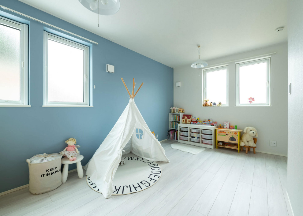 Aménagement d'une chambre de fille de 1 à 3 ans scandinave avec un sol blanc.