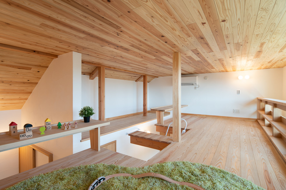 Immagine di una cameretta per bambini country con pareti bianche, pavimento in legno massello medio e pavimento marrone