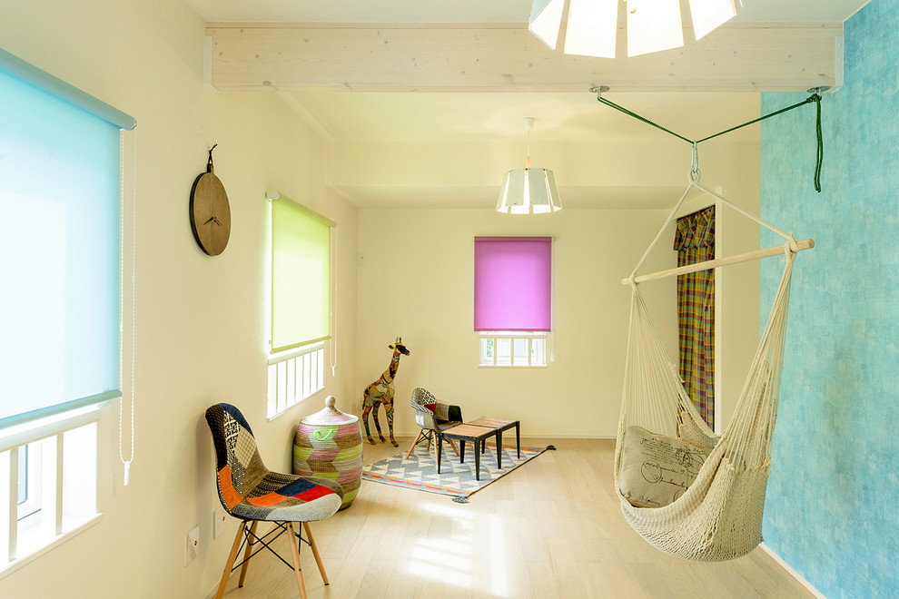 Immagine di una stanza dei giochi contemporanea con pareti bianche, parquet chiaro e pavimento marrone