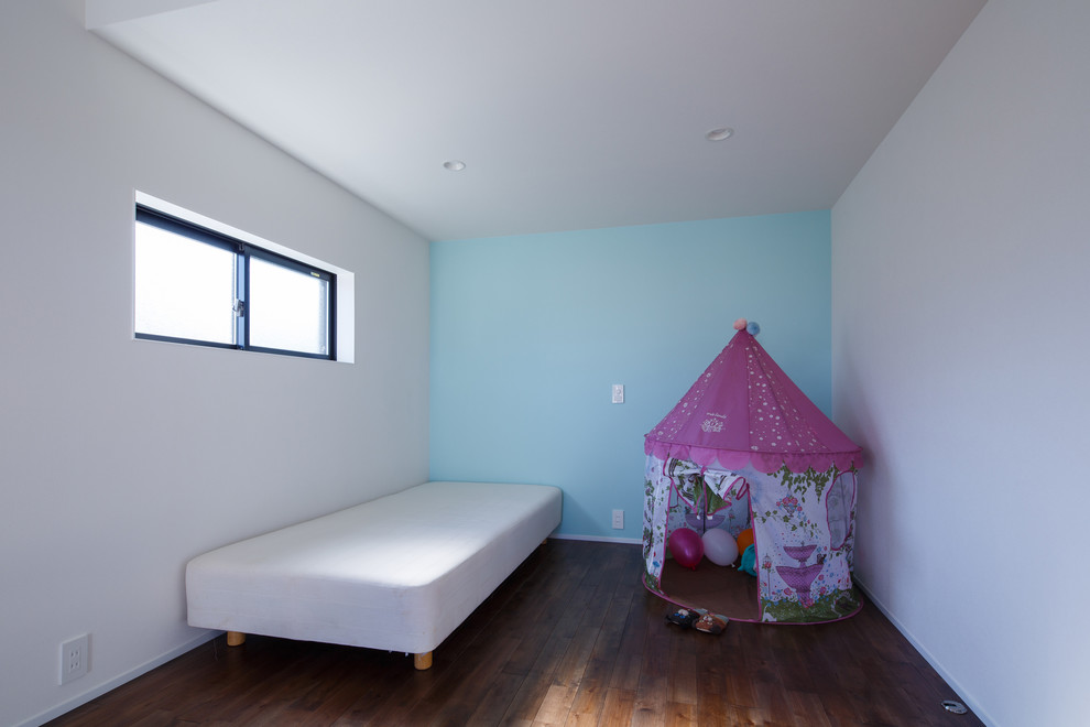 Источник вдохновения для домашнего уюта: маленькая детская в стиле модернизм с спальным местом и темным паркетным полом для на участке и в саду, ребенка от 4 до 10 лет, девочки
